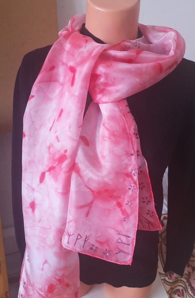 Originální hedvábná červená šála - Runy