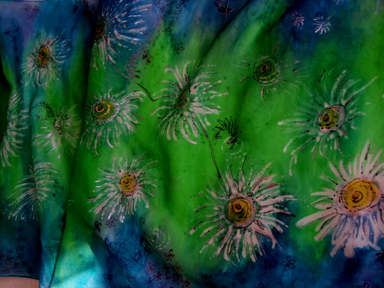 Malovaná hedvábná šála, Záhon kopretinek