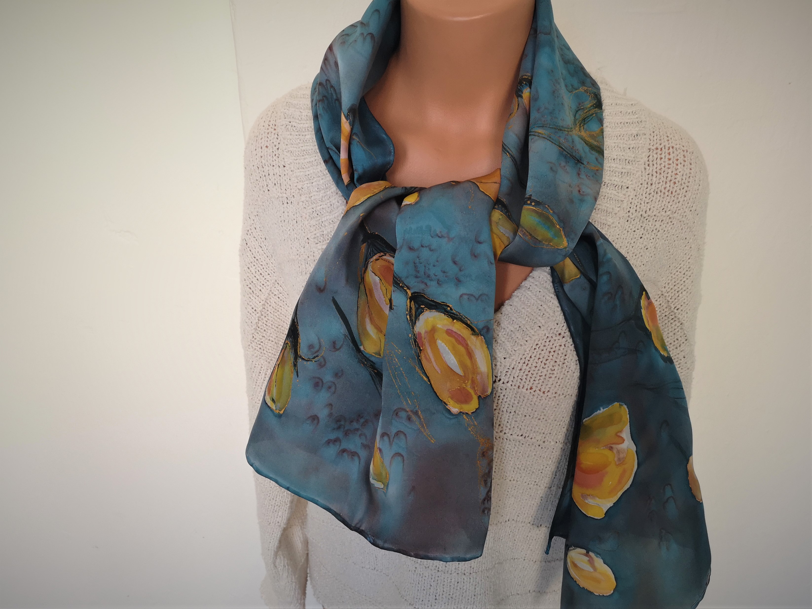 Malovaná hedvábná šálá, Tulipány v pološeru