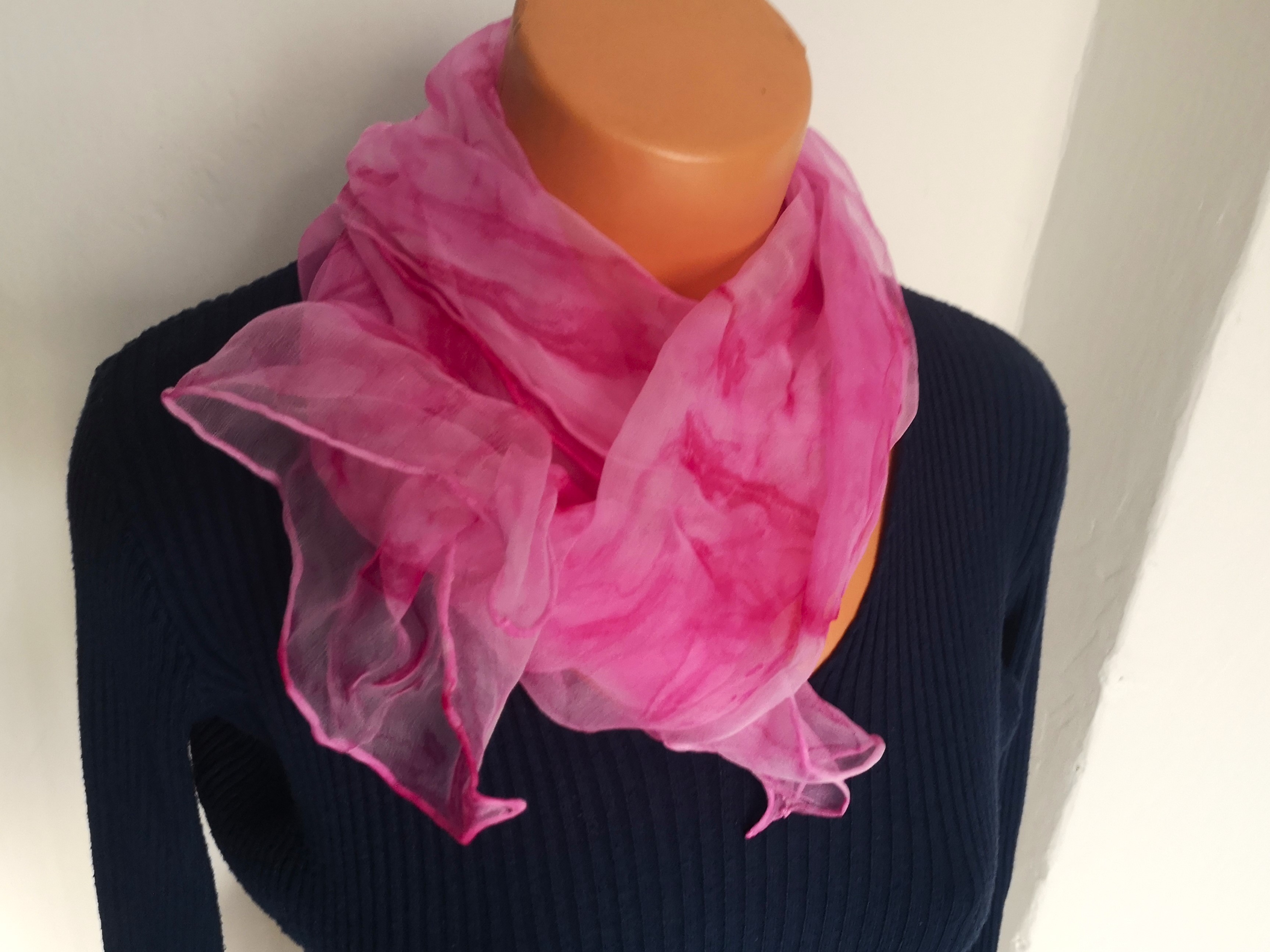 Originální hedvábná šála - Mlhovina v červené magenta