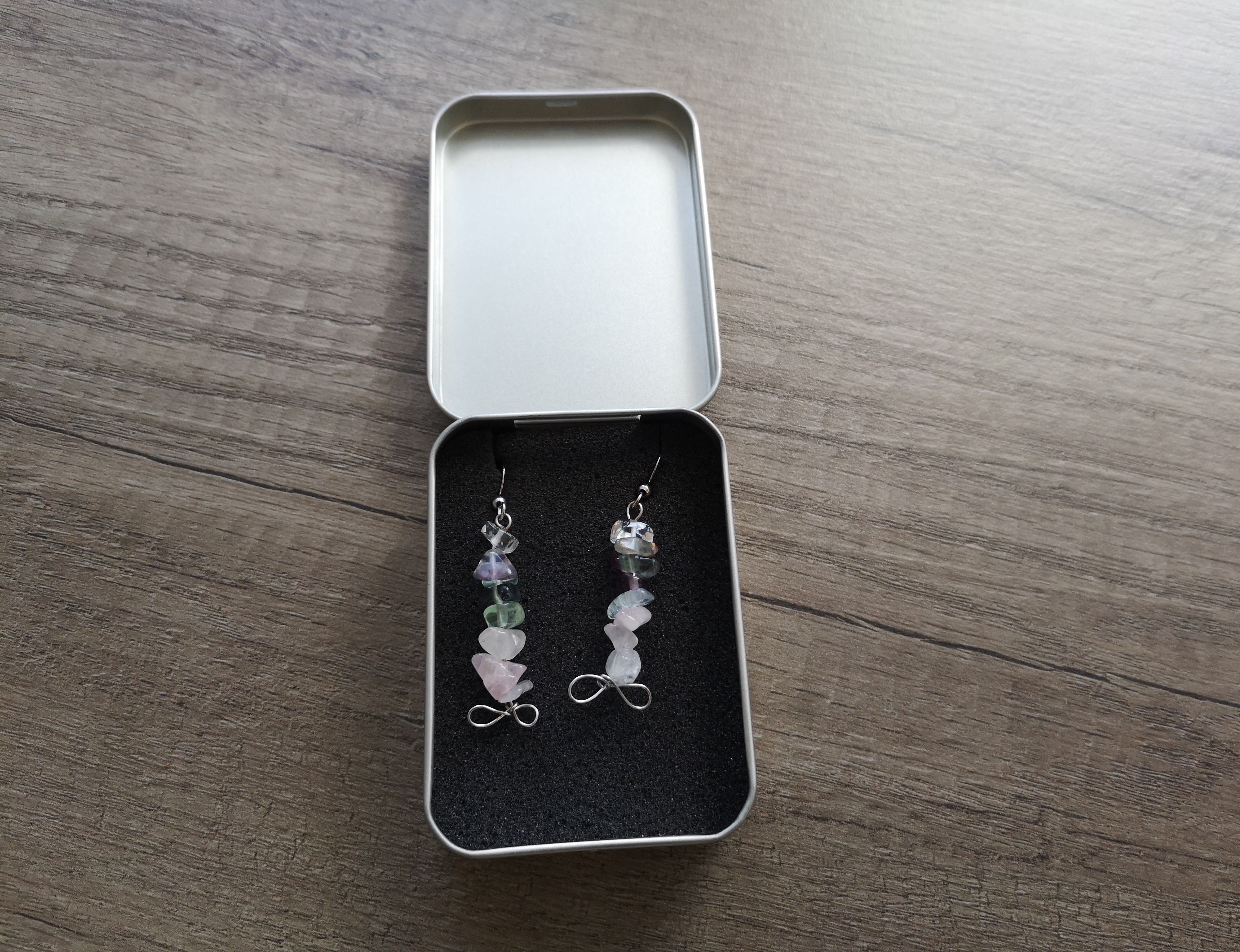 Tepaná ocel, náušnice s flouritem