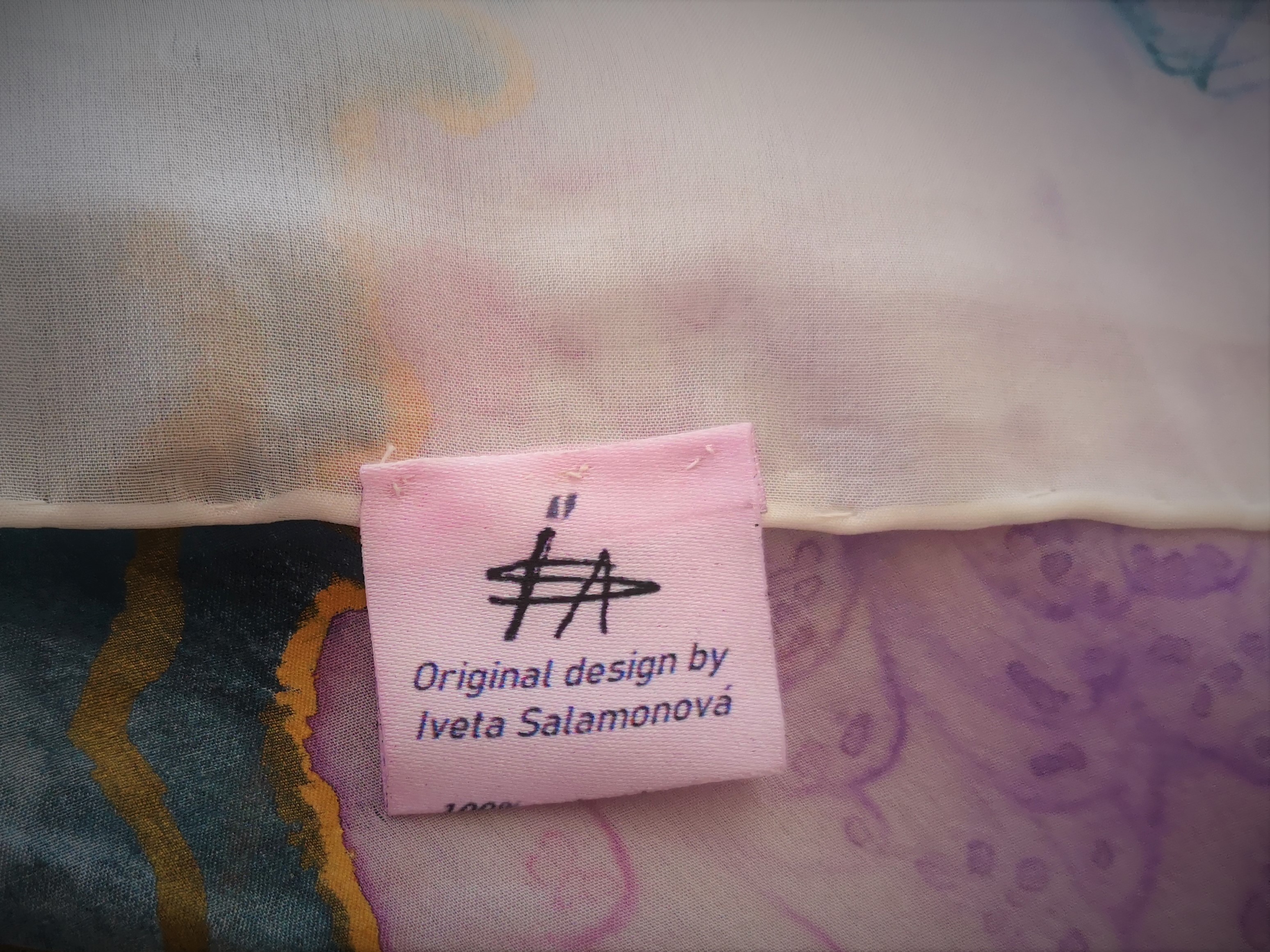 Ručně malovaný hedvábný šál: Ryba -světlo v hlubině 