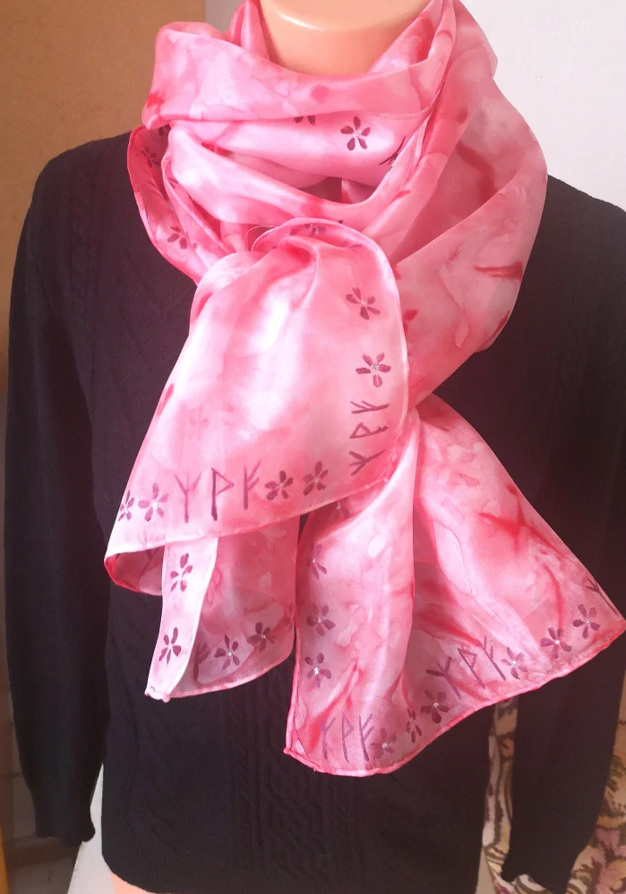 Originální hedvábná červená šála - Runy