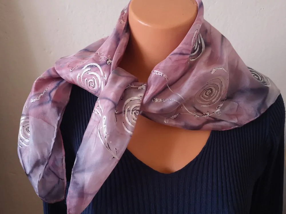 Letní hedvábný šátek- Fialkové variace