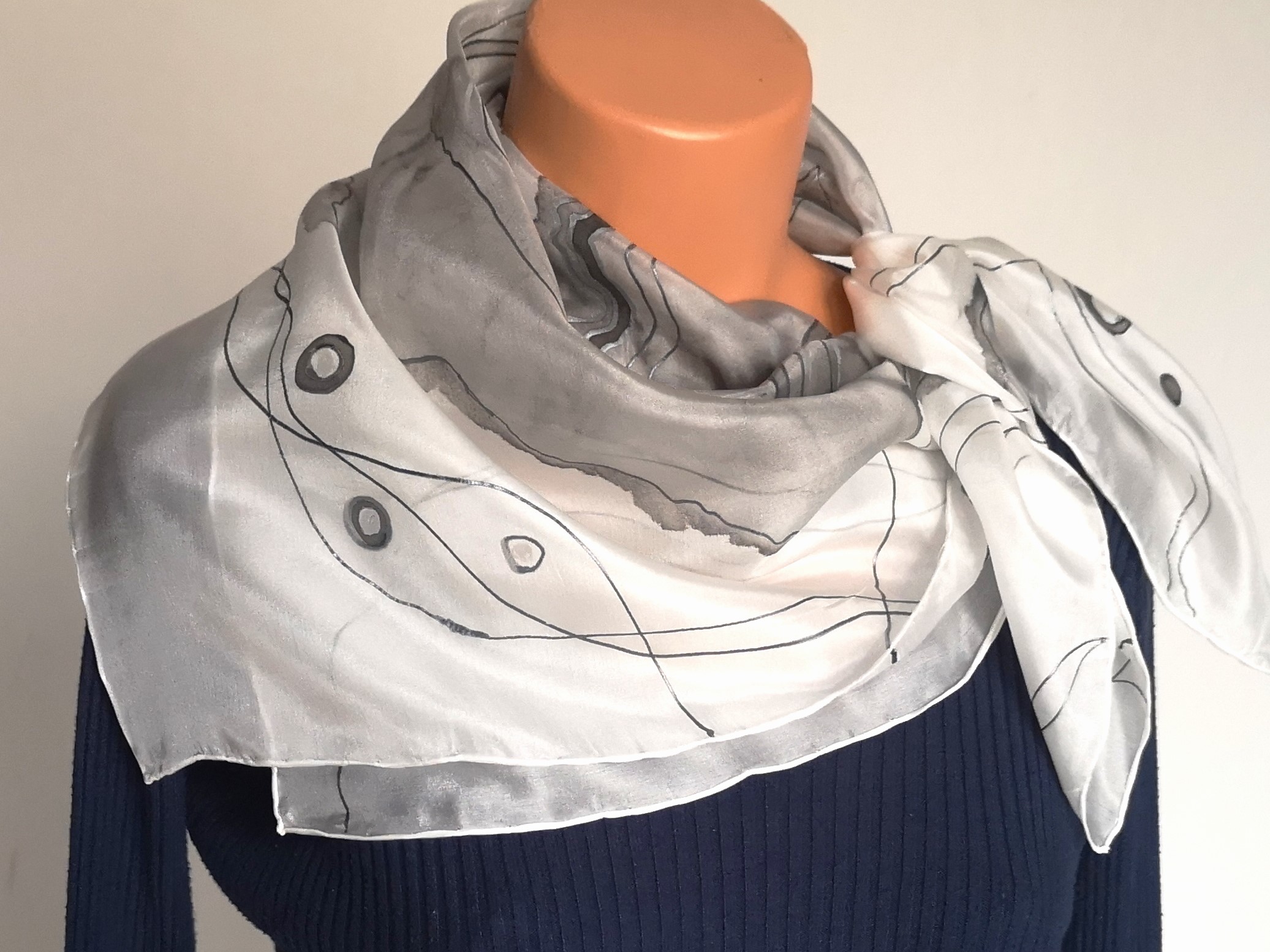 Hedvábný šátek - Černobílá entropie