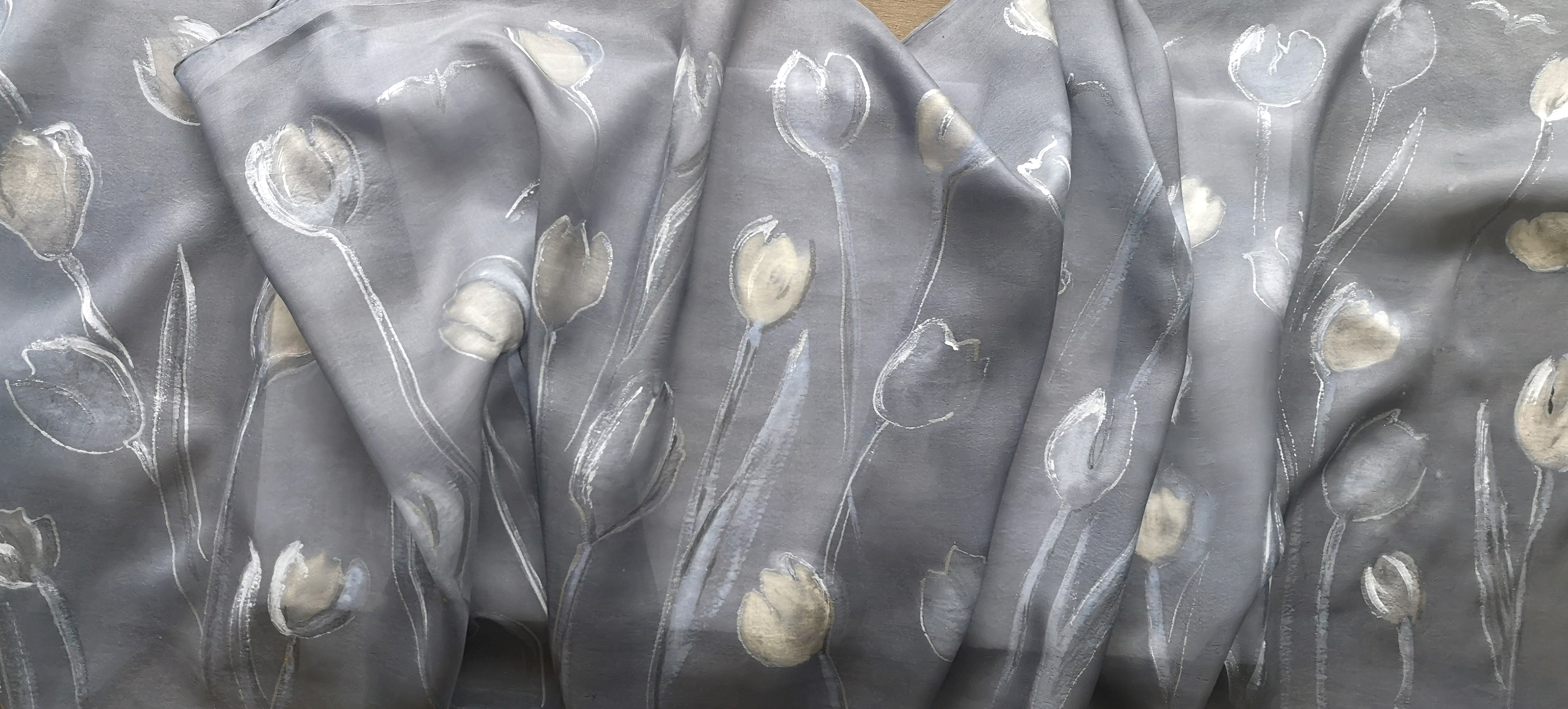 Hedvábná šála - Tulipány v šedobílém